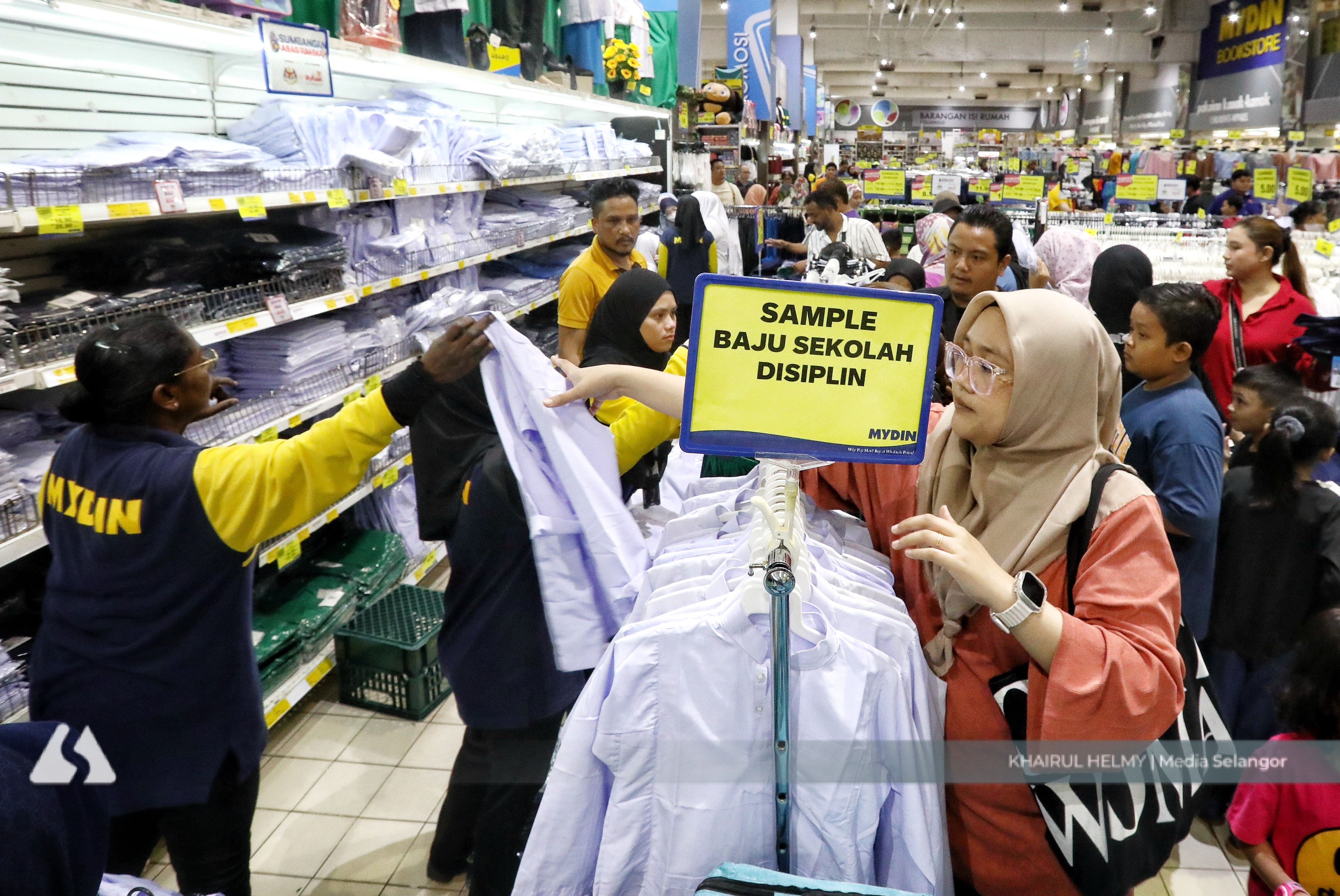 Sumbangan Mydin ringankan beban ibu bapa beli kelengkapan sekolah