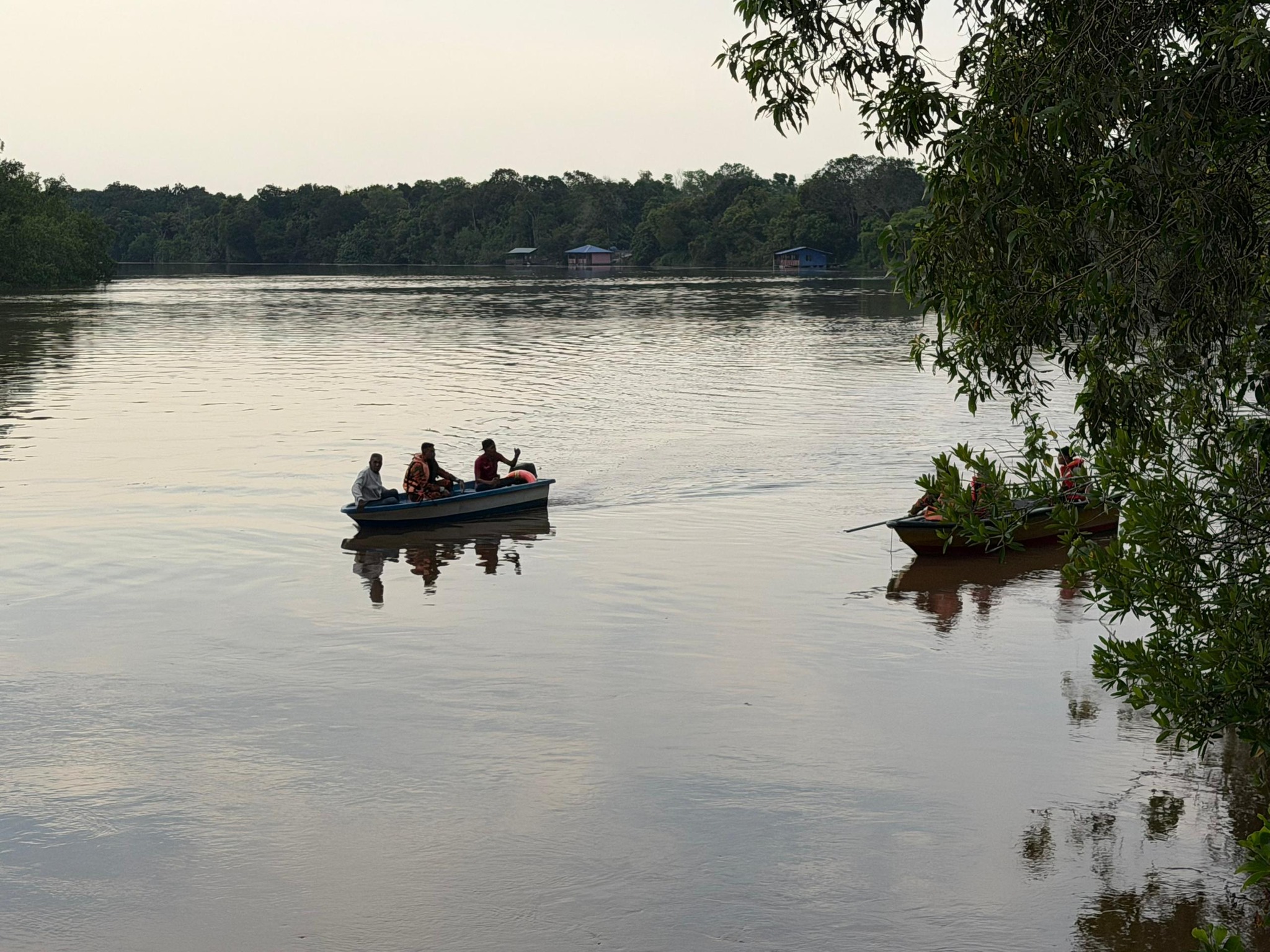Suami isteri ditemukan maut dalam kereta terbabas di Sungai Rompin