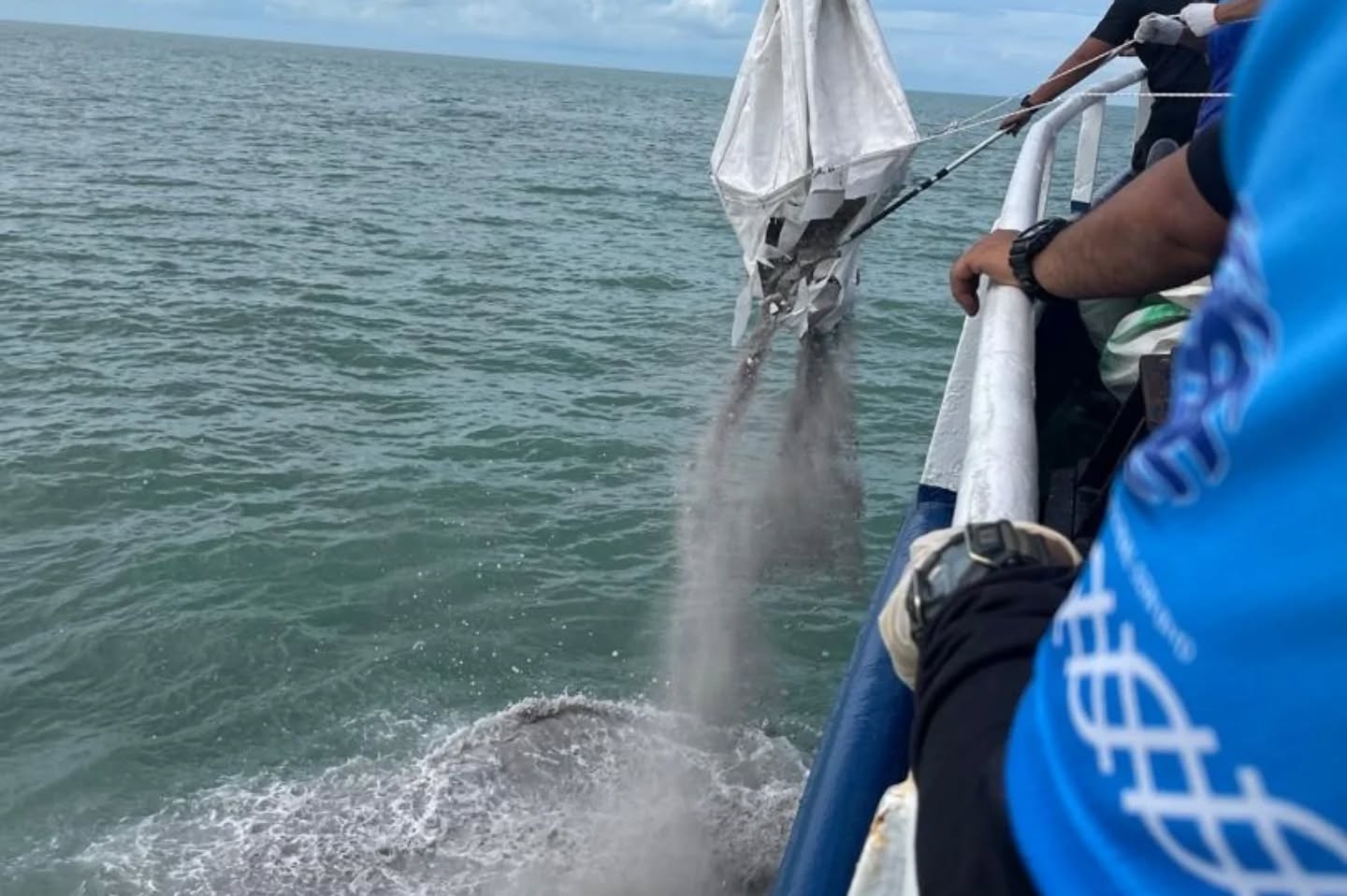 Jais lepaskan 30 tan abu al-Quran di perairan Pelabuhan Klang