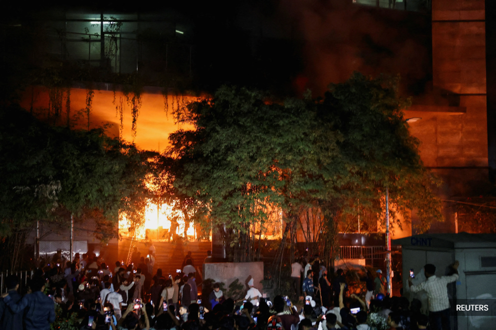Presses fall silent after mobs torch offices of Bangladesh's top newspapers