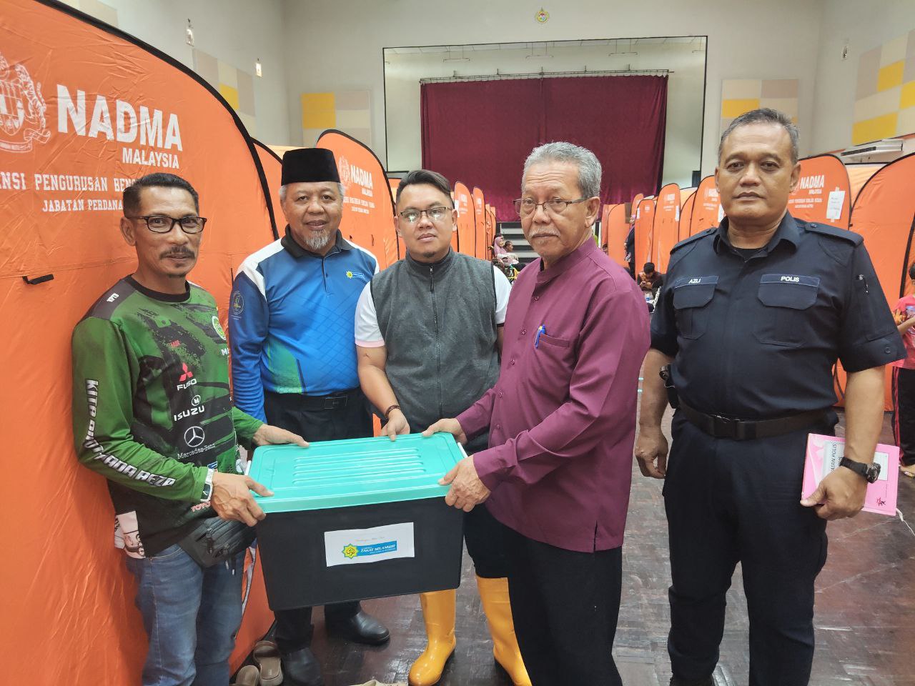 64 keluarga terjejas bah di Sabak Bernam terima bantuan kotak makanan LZS