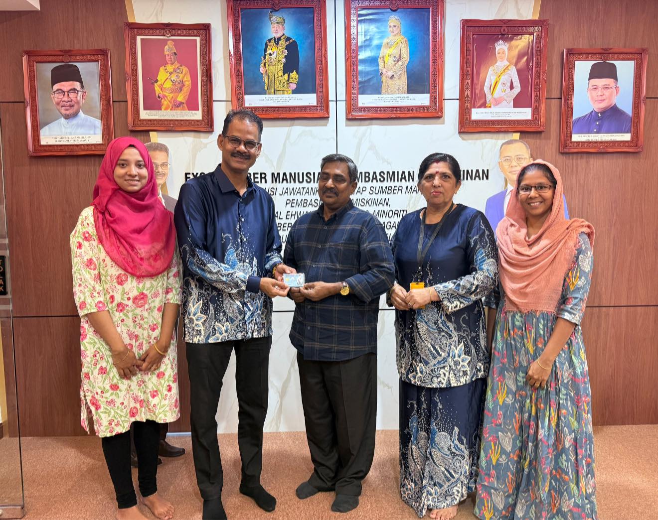 நீண்ட காத்திருப்புக்குப் பின் அடையாள அட்டையைப் பெற்ற சீனி குப்பாய்