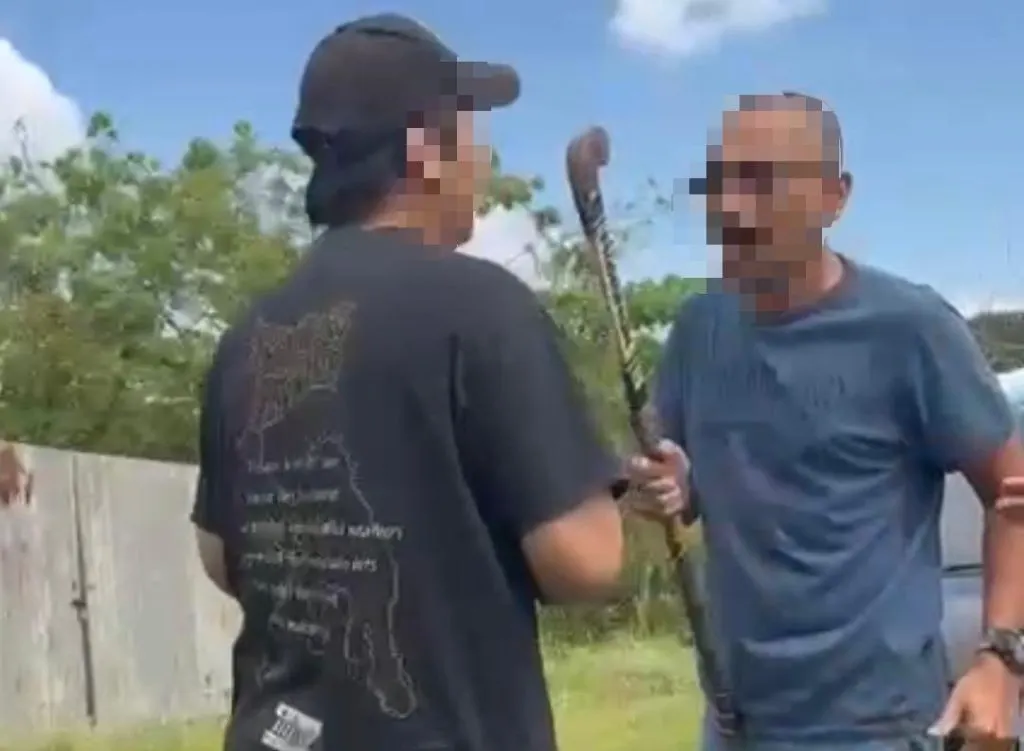 Video tular bertengkar pegang kayu hoki, dua lelaki direman 