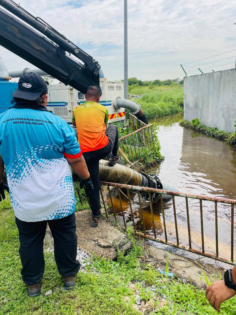 JPS Kuala Langat pasang pam percepat aliran air susulan hujan lebat berterusan