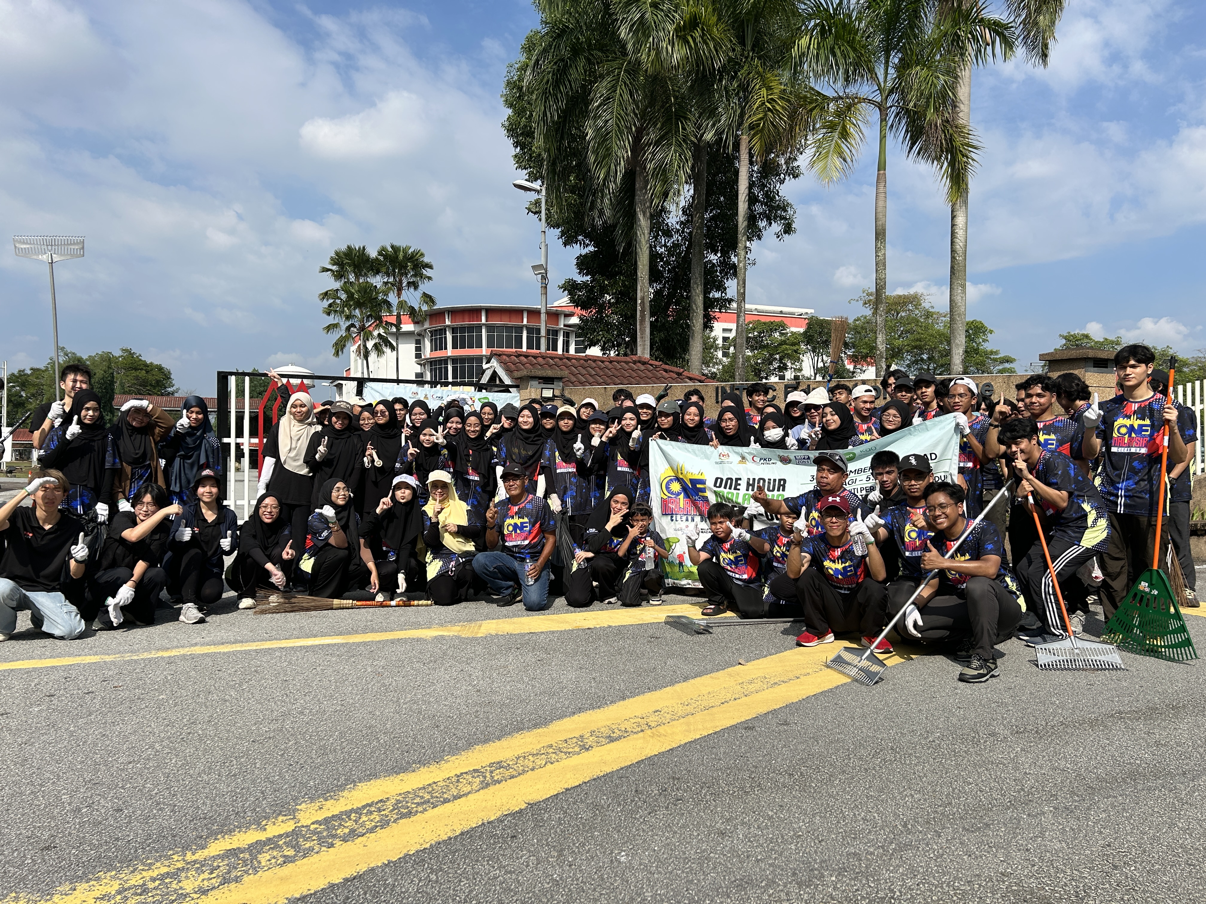 250 pelajar dan komuniti sertai One Hour Clean Up di Seksyen 17