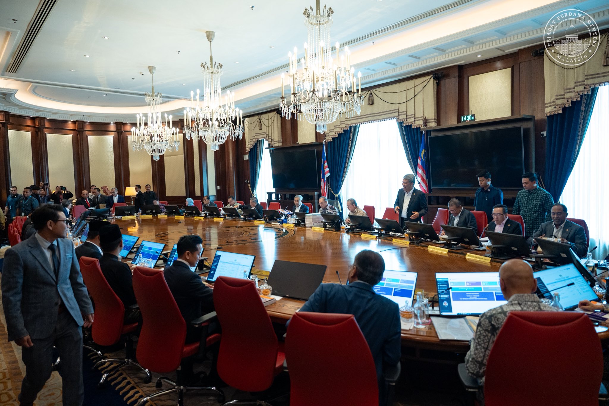 PM: Anwar mahu anggota kabinet khidmat dengan rendah hati, bergerak pantas