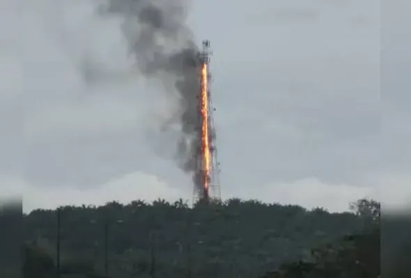 Menara pencawang telekomunikasi di Sungai Perak terbakar