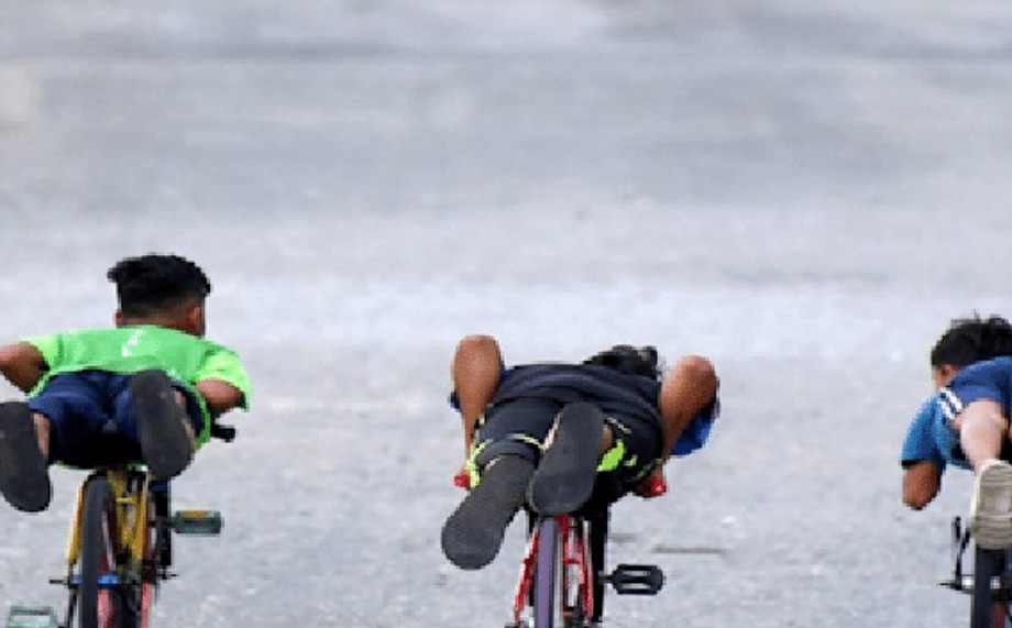 骑脚车闯红灯耍杂技险撞轿车　警方逮捕2名青少年协助调查
