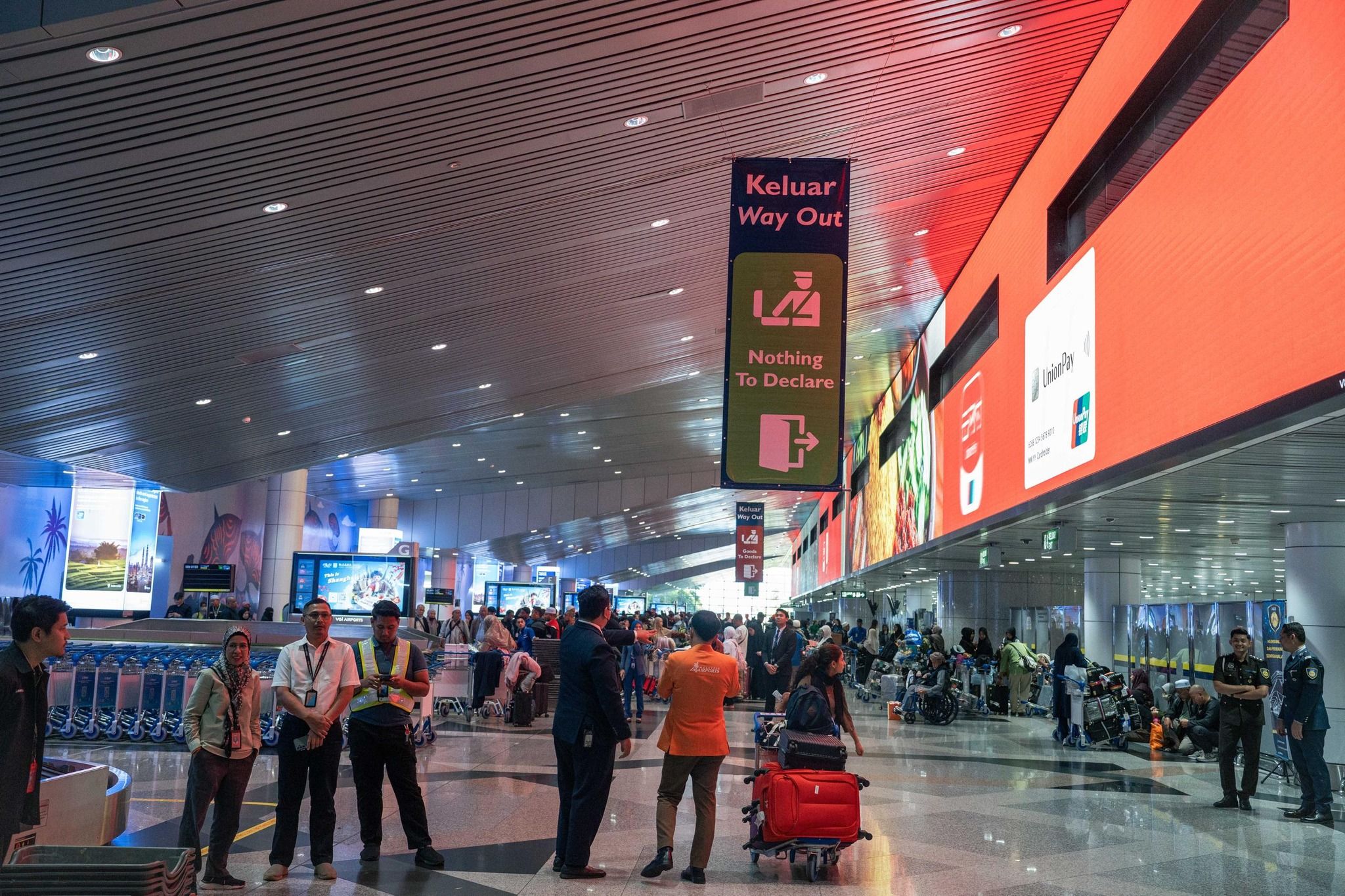 外籍旅客滥用社交签证打工经商  涉旅游餐饮室内设计家具业