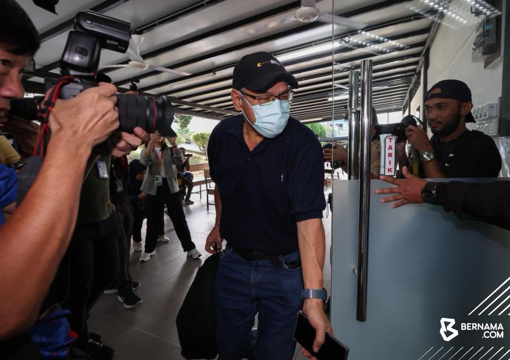 Lelaki didenda RM9,000 ubah suai nombor plat kereta Singapura isi RON95