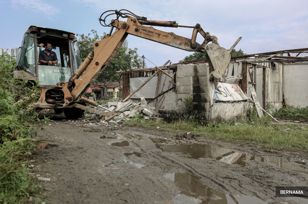 Demolition of illegal homes, structures in Sentul goes off without a hitch