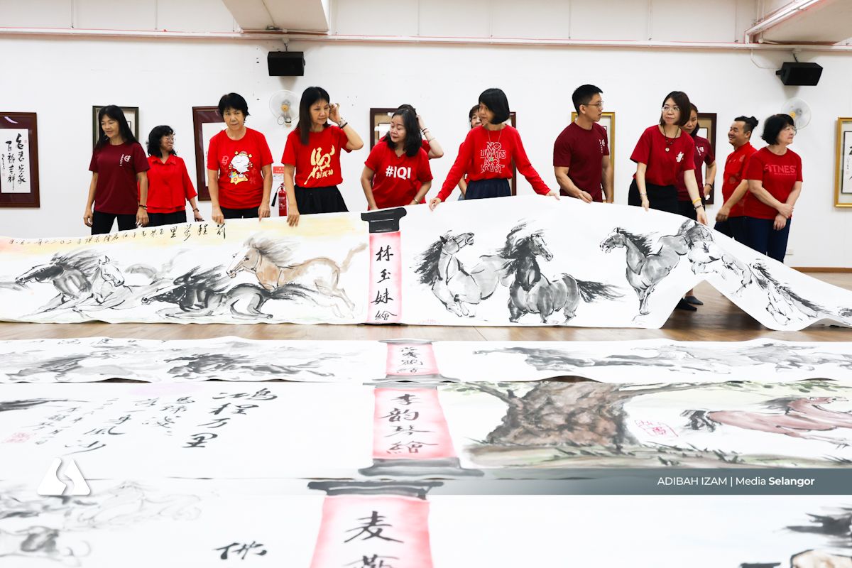 东禅寺携书画家绘成300尺马画长卷   寓意大马勇往直前迎丙午马年  