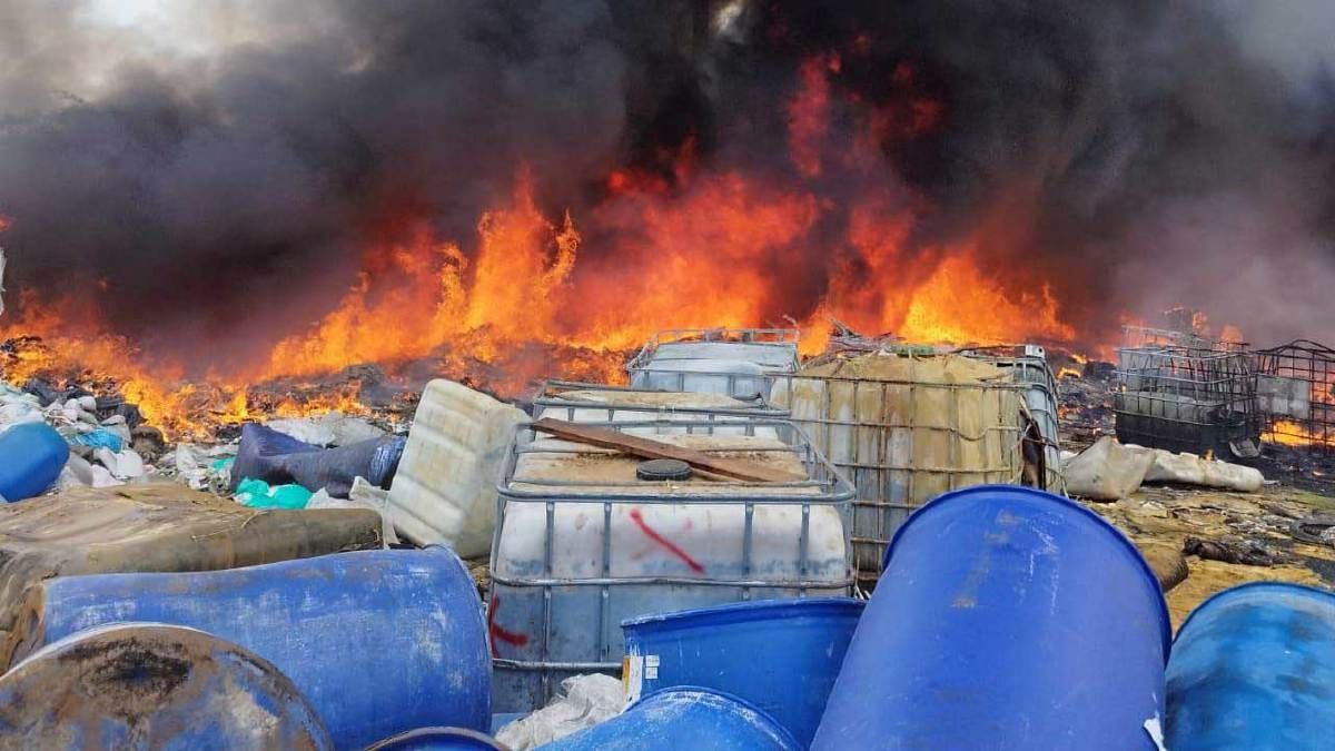 瓜雪非法垃圾场起火 现场发现疑装盐酸桶
