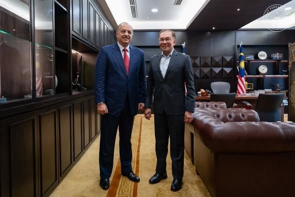 பிரதமர் டத்தோஶ்ரீ அன்வார் இப்ராஹிம் கத்தார் நாட்டின் முன்னாள் துணைப் பிரதமர் காலித் முகமது அல் அத்தியாவைச் சந்தித்தார்