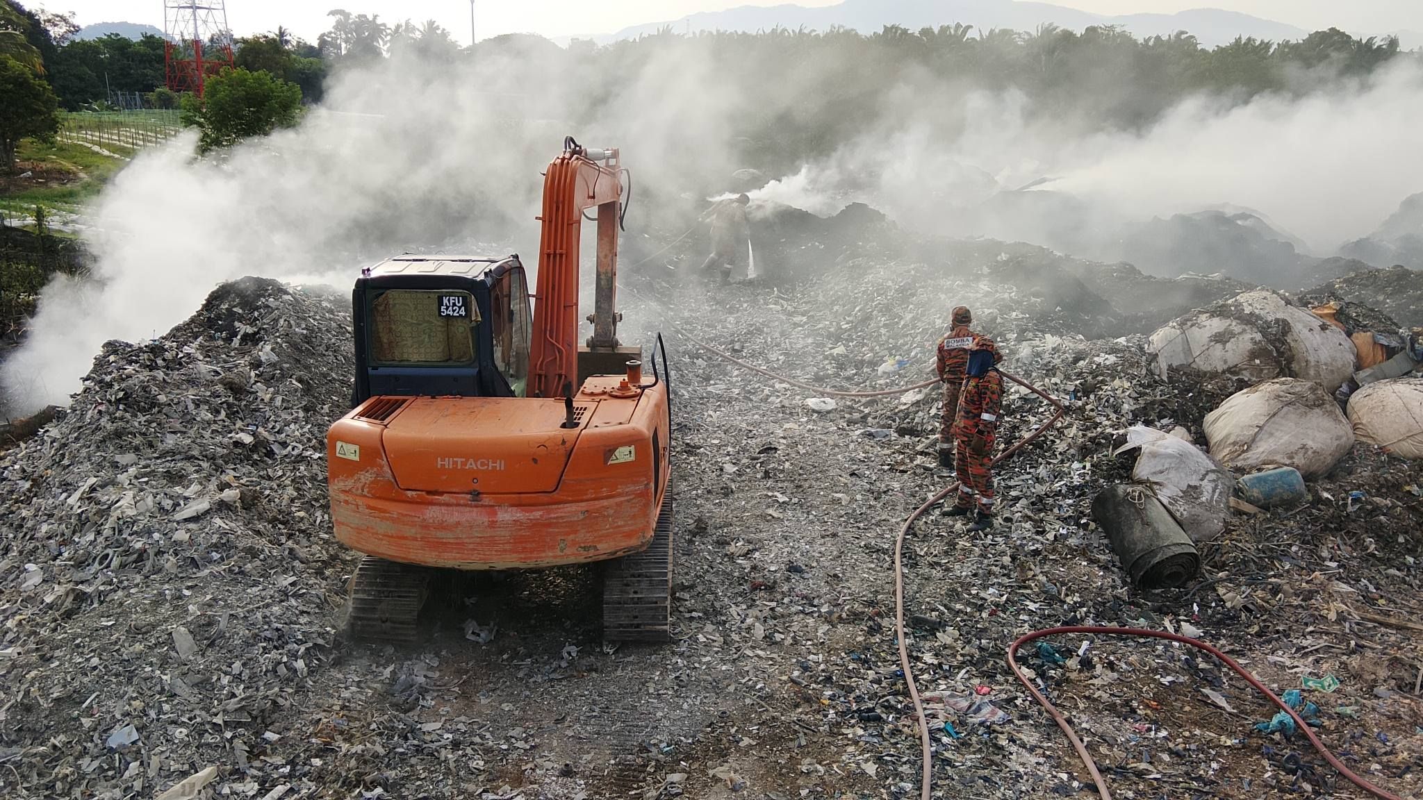 Sampah tebal sukarkan pemadaman kebakaran tapak pelupusan haram di Baling