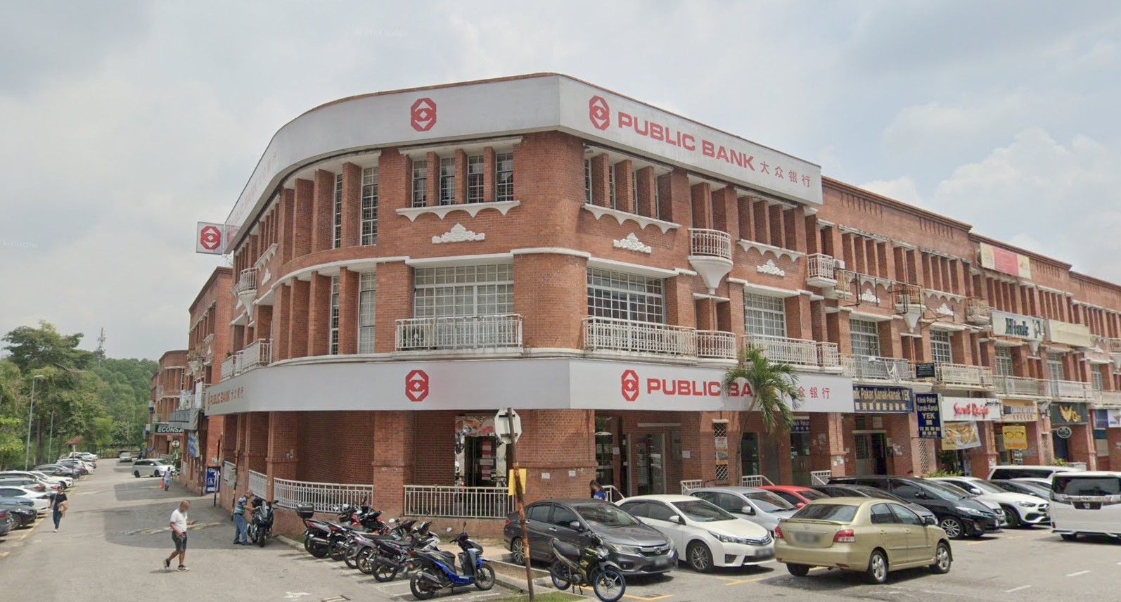 建议双溪龙商业区改单向道   缓解停车位不足双重停车问题！