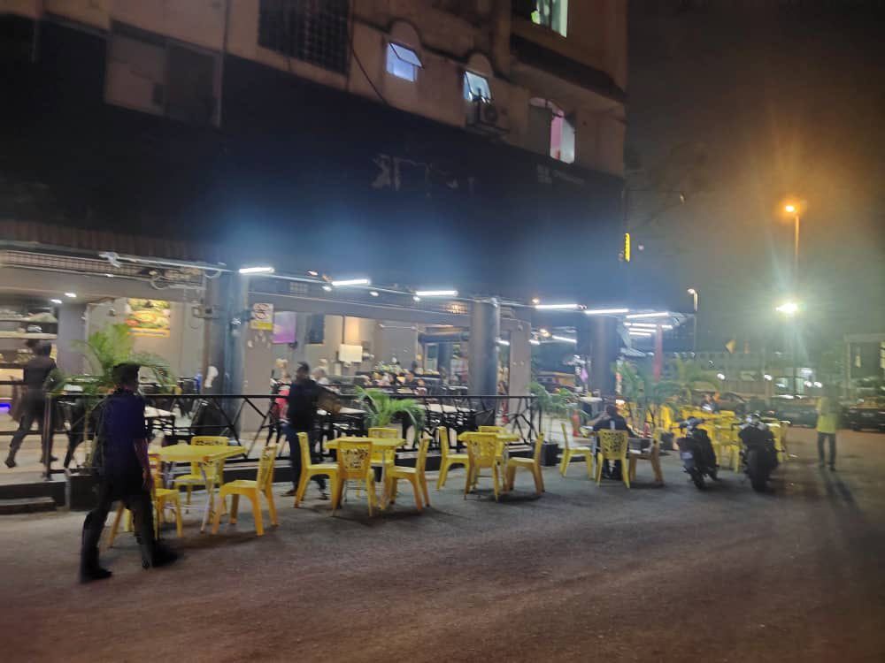 占用公共停车位做生意 MBSJ充公桌椅开罚单