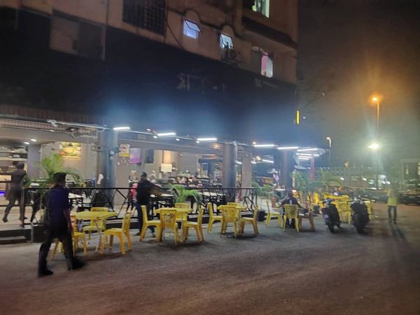 占用公共停车位做生意 MBSJ充公桌椅开罚单