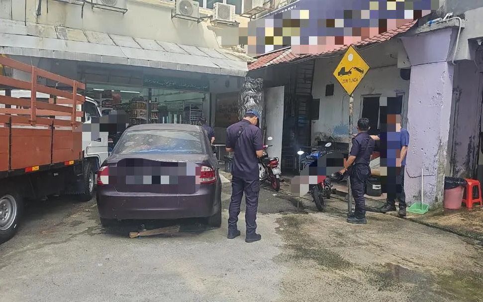 修车厂霸占公共停车位  安邦市会发11张罚单！