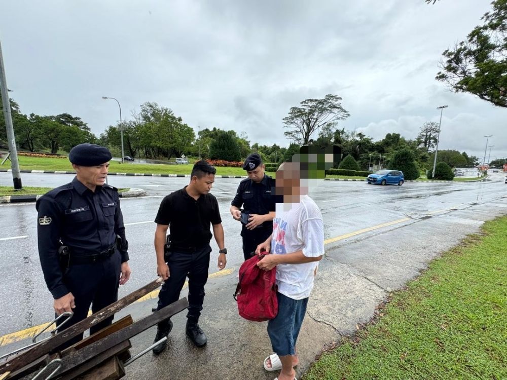 பூனை அடித்துக் கொல்லப்பட்ட காணொலி வைரலானதைத் தொடர்ந்து ஆடவர் கைது 