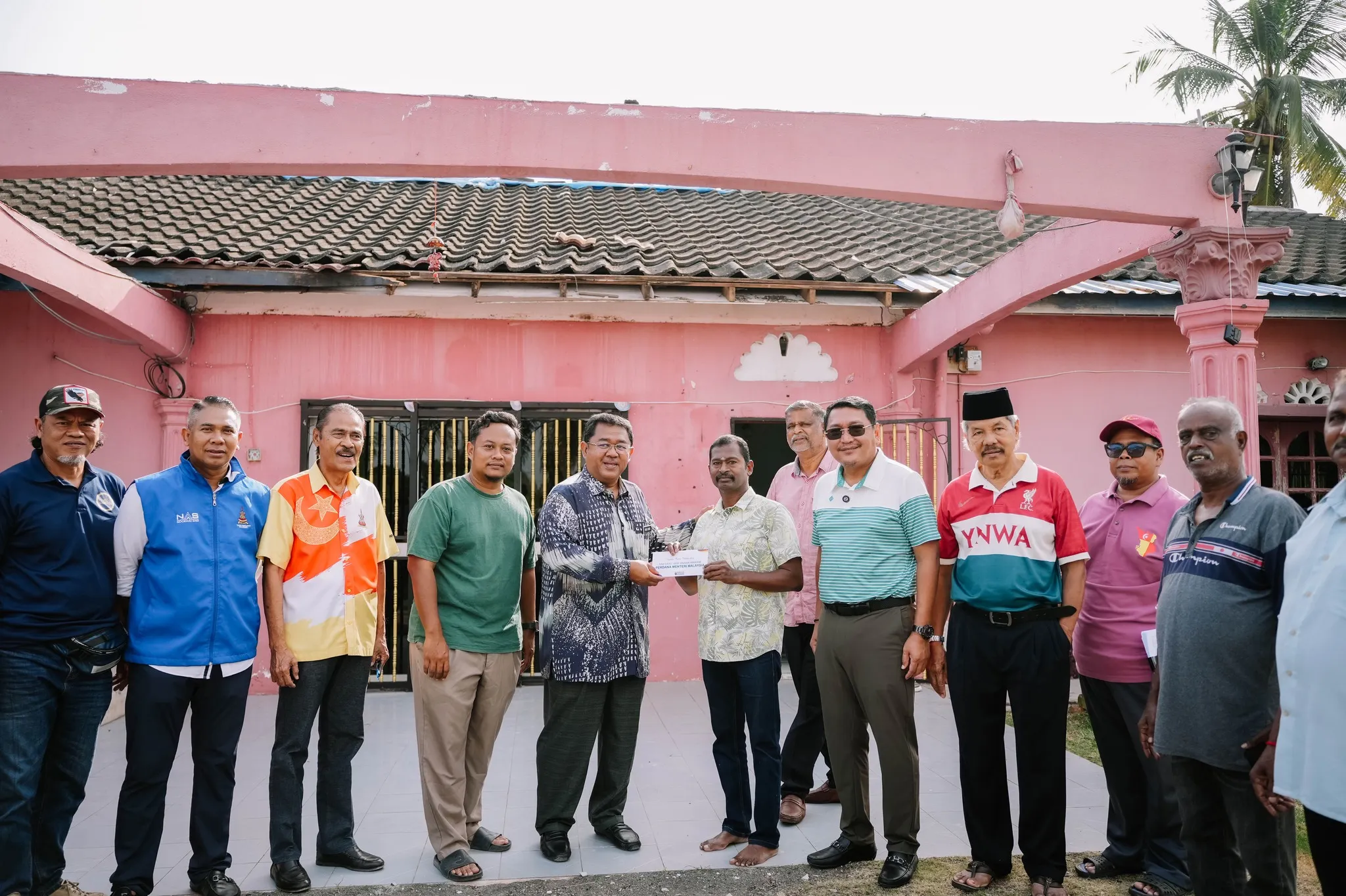 12 keluarga terjejas ribut di Dengkil terima bantuan awal