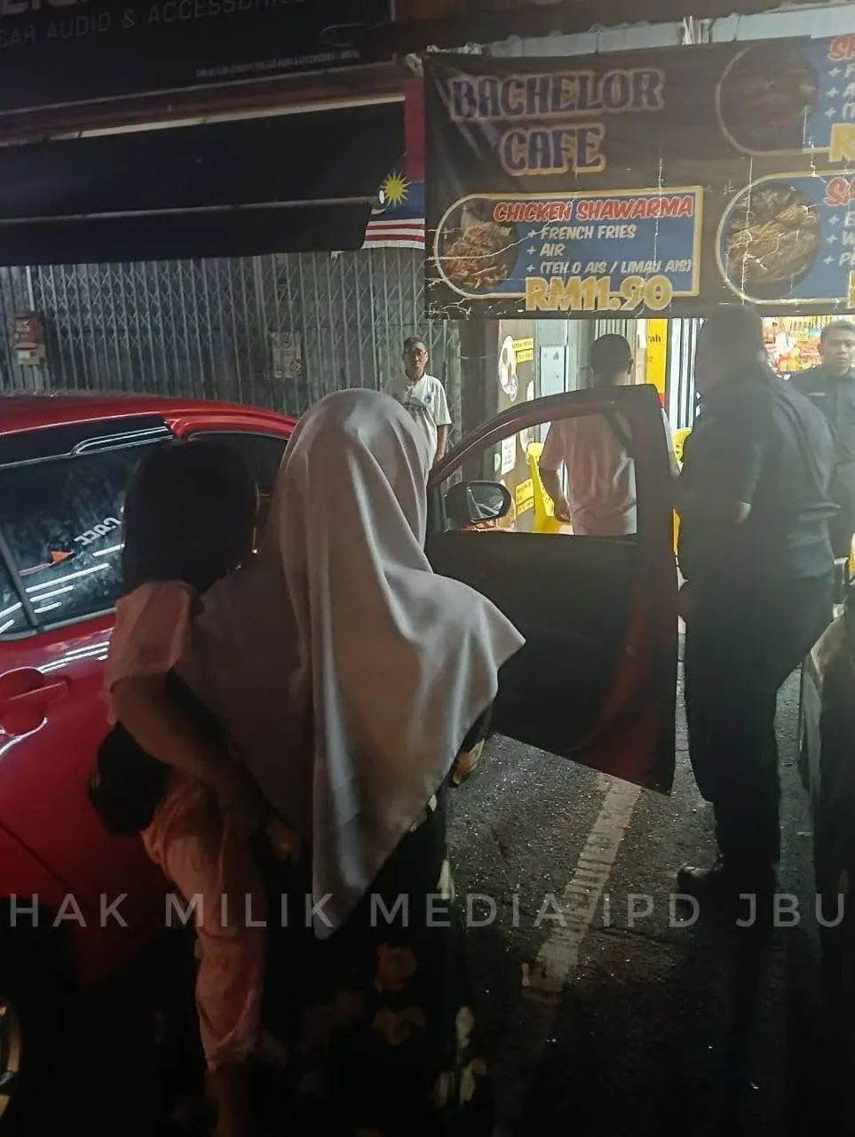 女童在车内昏迷不醒 巡警助母敲破车镜救出