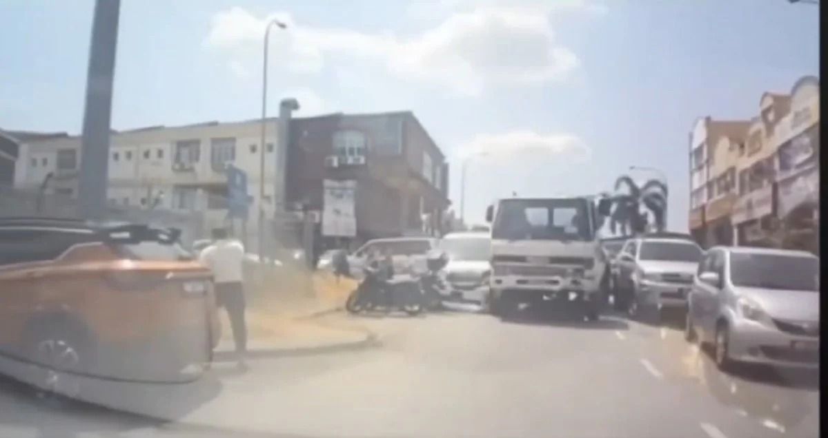 லாரி மோதி 5 வாகனங்கள் சேதம்: காஜாங்கில் பரபரப்பு