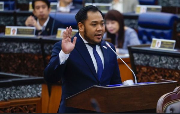 纳因莫达宣誓就职国会议员