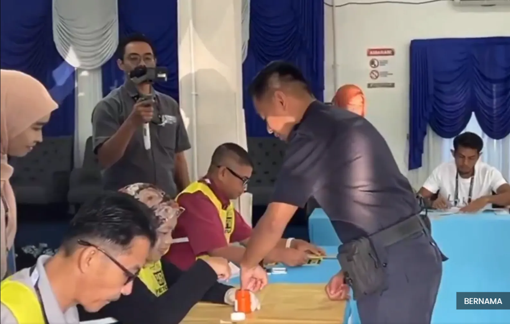 Police personnel begin voting in Kinabatangan, Lamag this morning