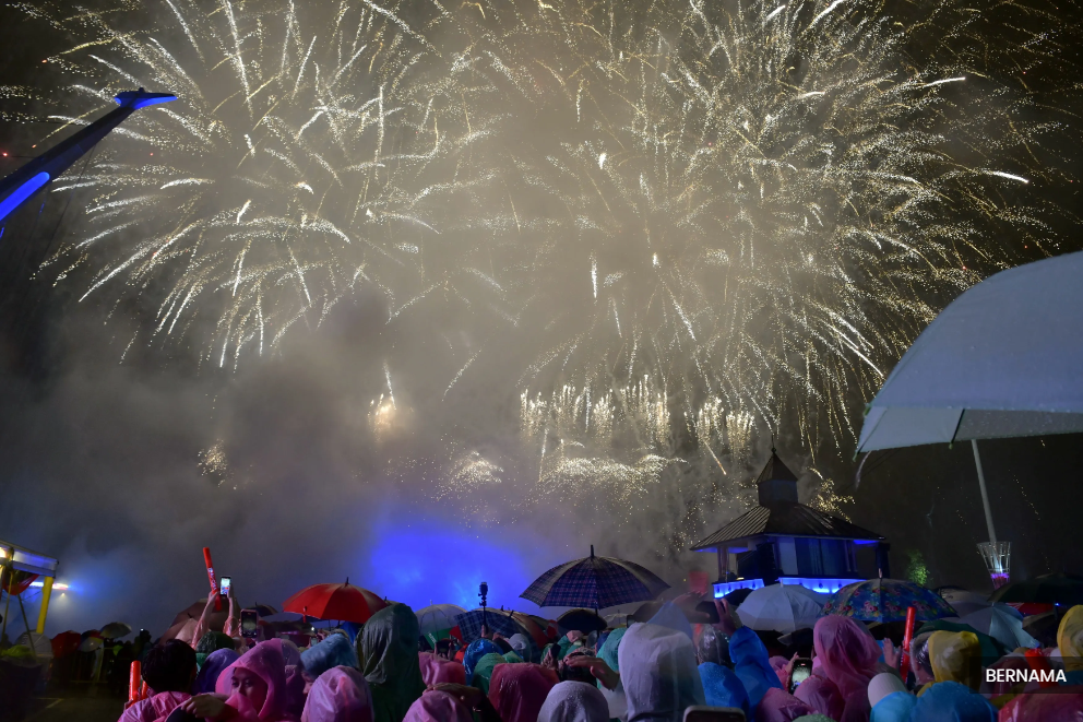 Malaysia welcomes 2026 with dazzling fireworks, cultural, spiritual events