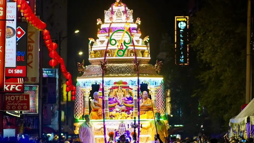 பக்தர்கள் புடைசூழ, மங்கல வாத்தியங்கள் முழங்க, வெள்ளி ரதத்தில் வள்ளி தெய்வானை சமேதராய் முருகப் பெருமான் திருவீதி உலாப் புறப்பட்டார்