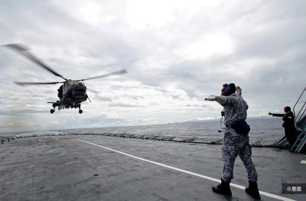 演习期间紧急海上降落  海军直升机4机组人员获救