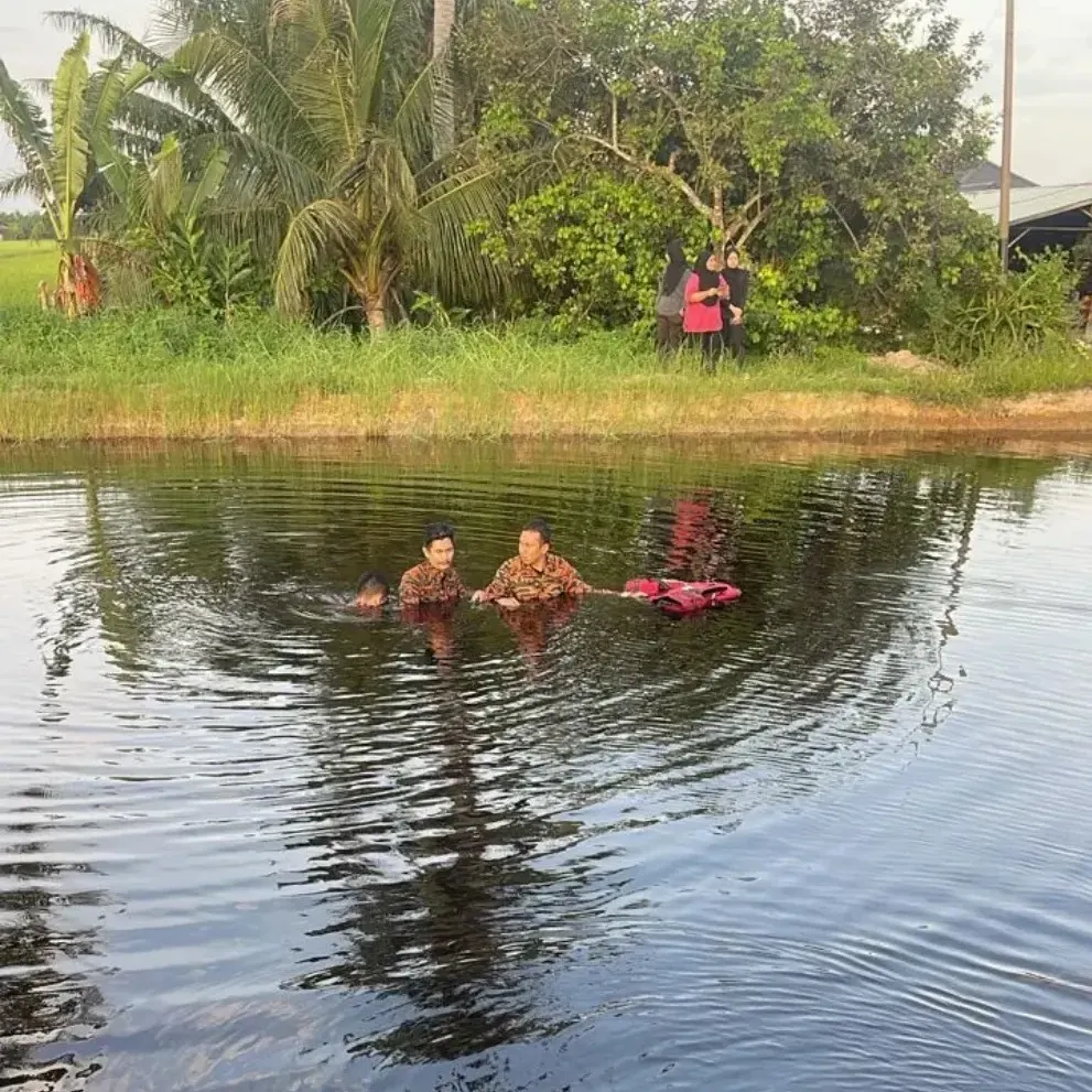 Kereta terjunam dalam parit, dua beradik maut