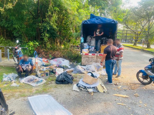 罗里在路边倾倒垃圾 灵市政厅充公严惩!