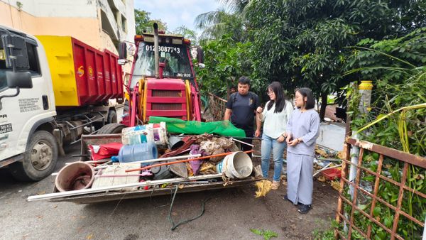 囤积垃圾霸占公共空间 梳邦市厅强制清理还民清净