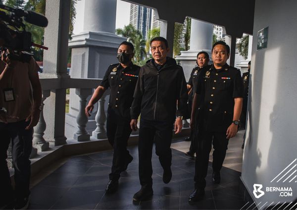 【陆军前司令受贿案】被告获准保外候审