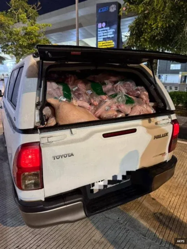 卡车载2000公斤猪肉过关 遭黑木山执法官识破