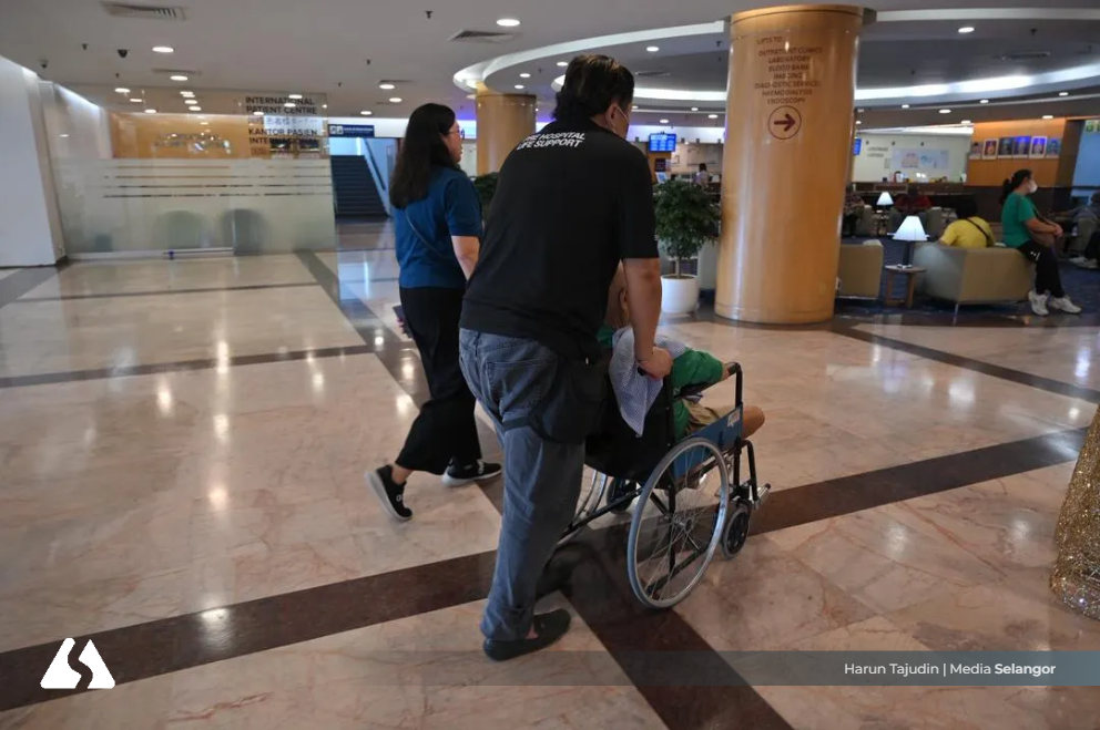 在医院走廊守护尊严：带你认识陪诊员