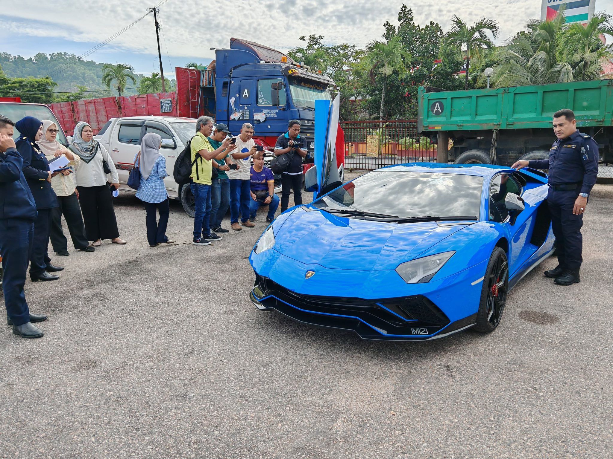 登州“豪车行动”扣22豪车　车主称忘了缴路税车险和经济困难！