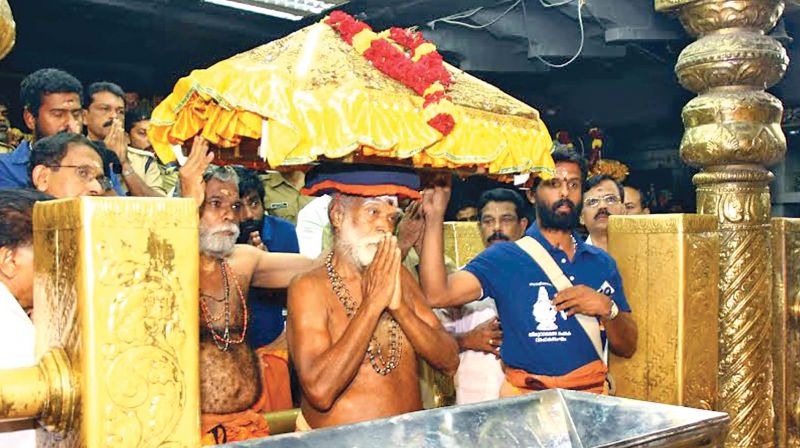 பக்திப் பரவசம்: சபரிமலைக்கு புறப்பட்டது புனித திருவாபரண ஊர்வலம் - தந்தையின் அன்பும் வரலாறும்!