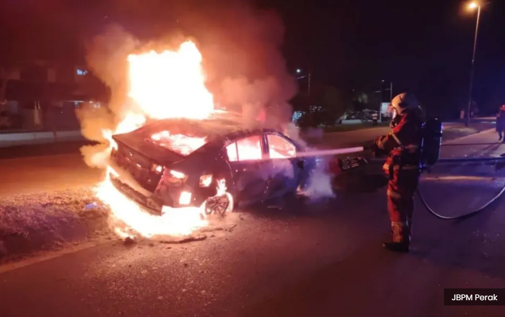 轿车凌晨撞电线杆起火  一家三口火里逃生！