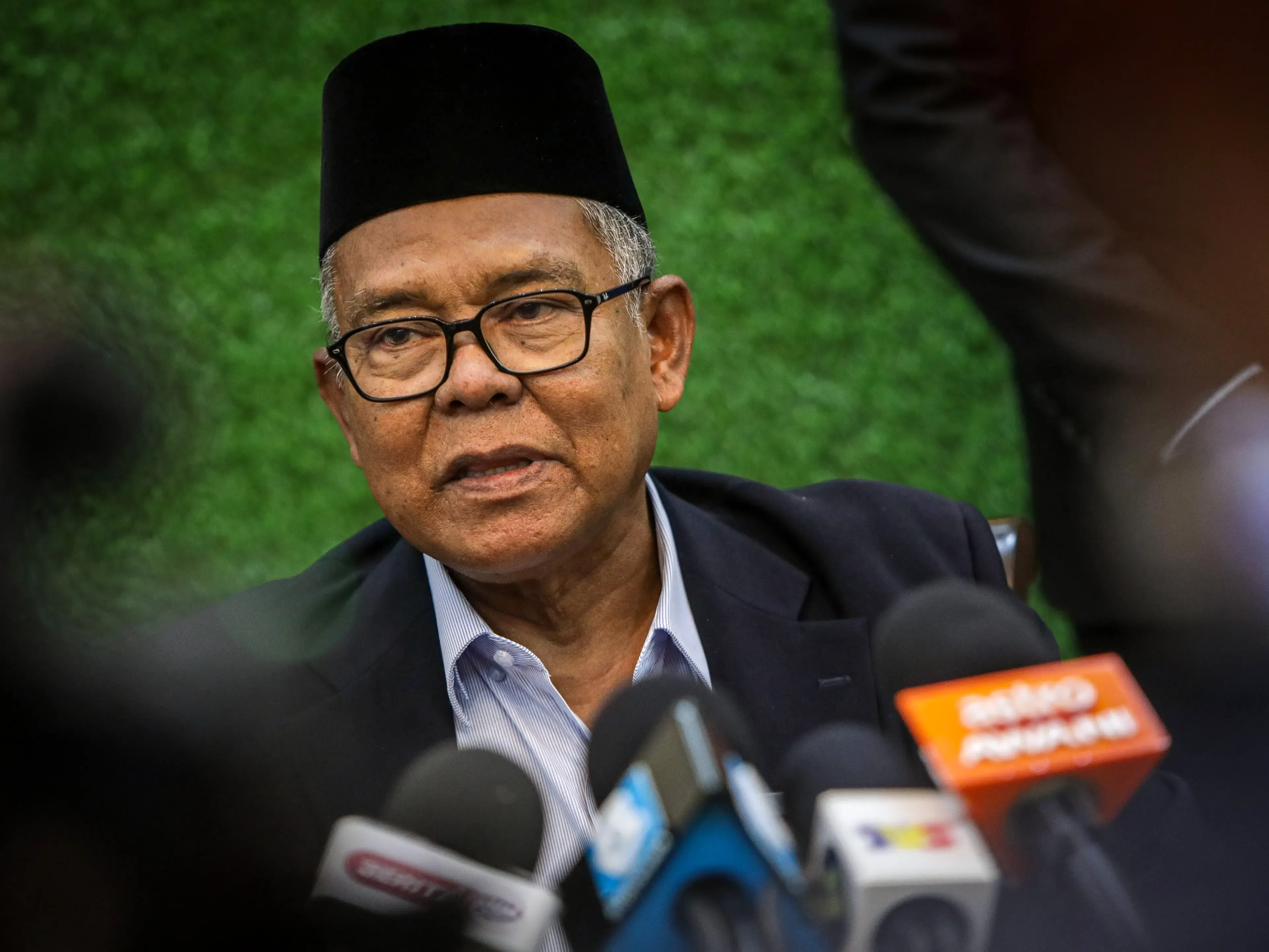 பெர்லிஸின் சட்டமன்ற  உறுப்பினர்கள் மூவர் தங்கள் தொகுதிகள் காலி என அறிவித்ததை எதிர்த்து வழக்கு 