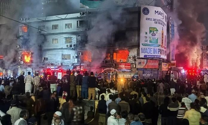 கராச்சியில் உள்ள வணிக வளாகத்தில் தீ விபத்து; 6 பேர்  உயிரிழப்பு 