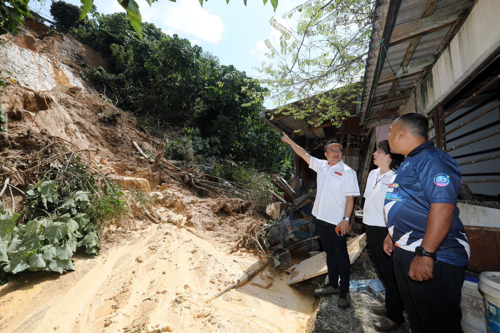 武吉莲花苑斜坡土崩    安邦市会引流换管紧急修复