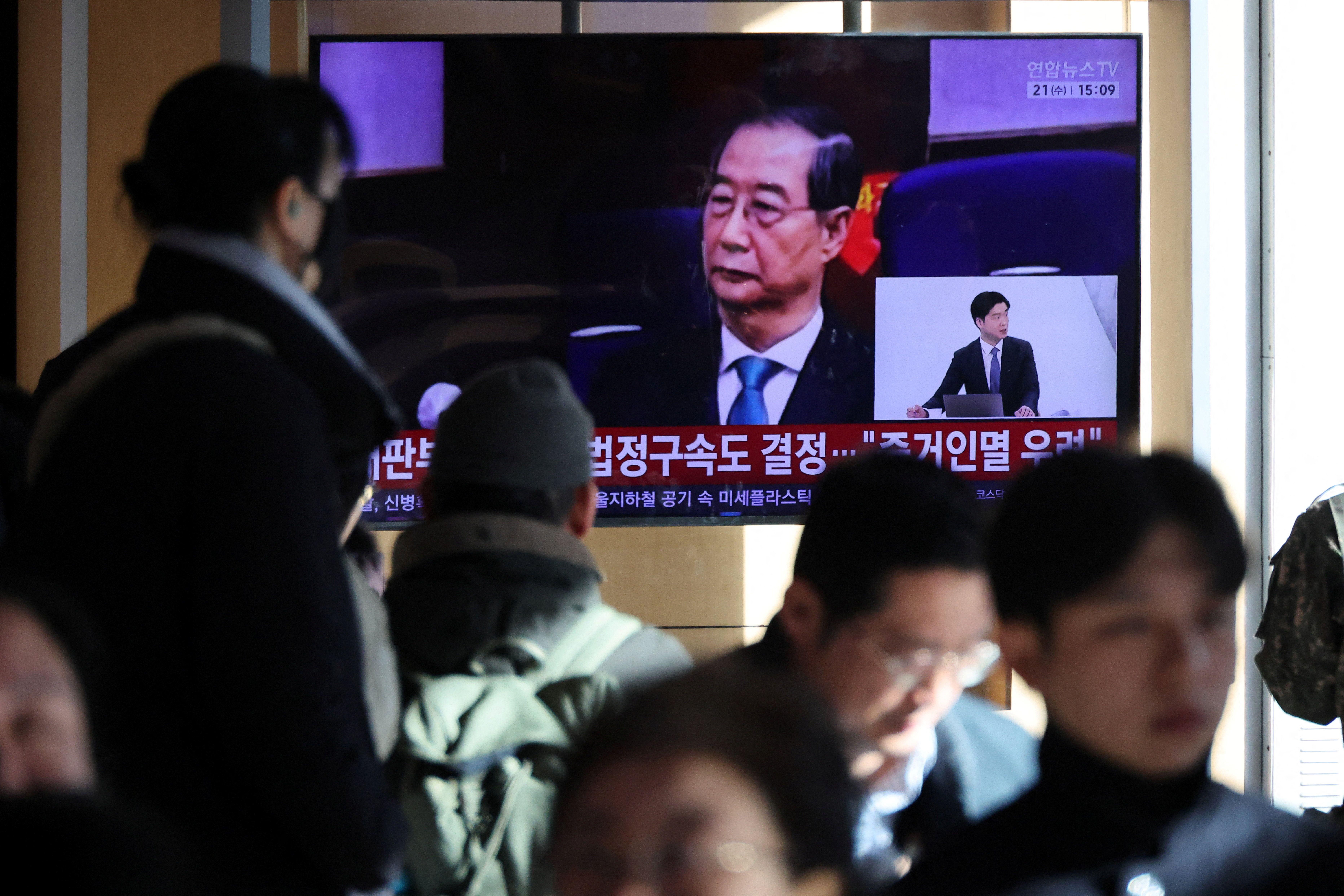 S. Korean court sentences ex-PM to 23 years’ jail over martial law case