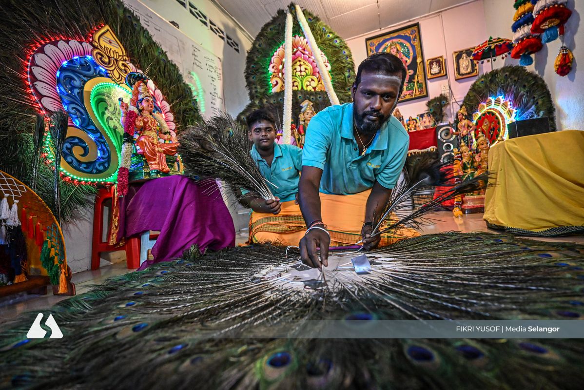பக்தி காவடிகளை உருவாக்கும் பெருமாள்