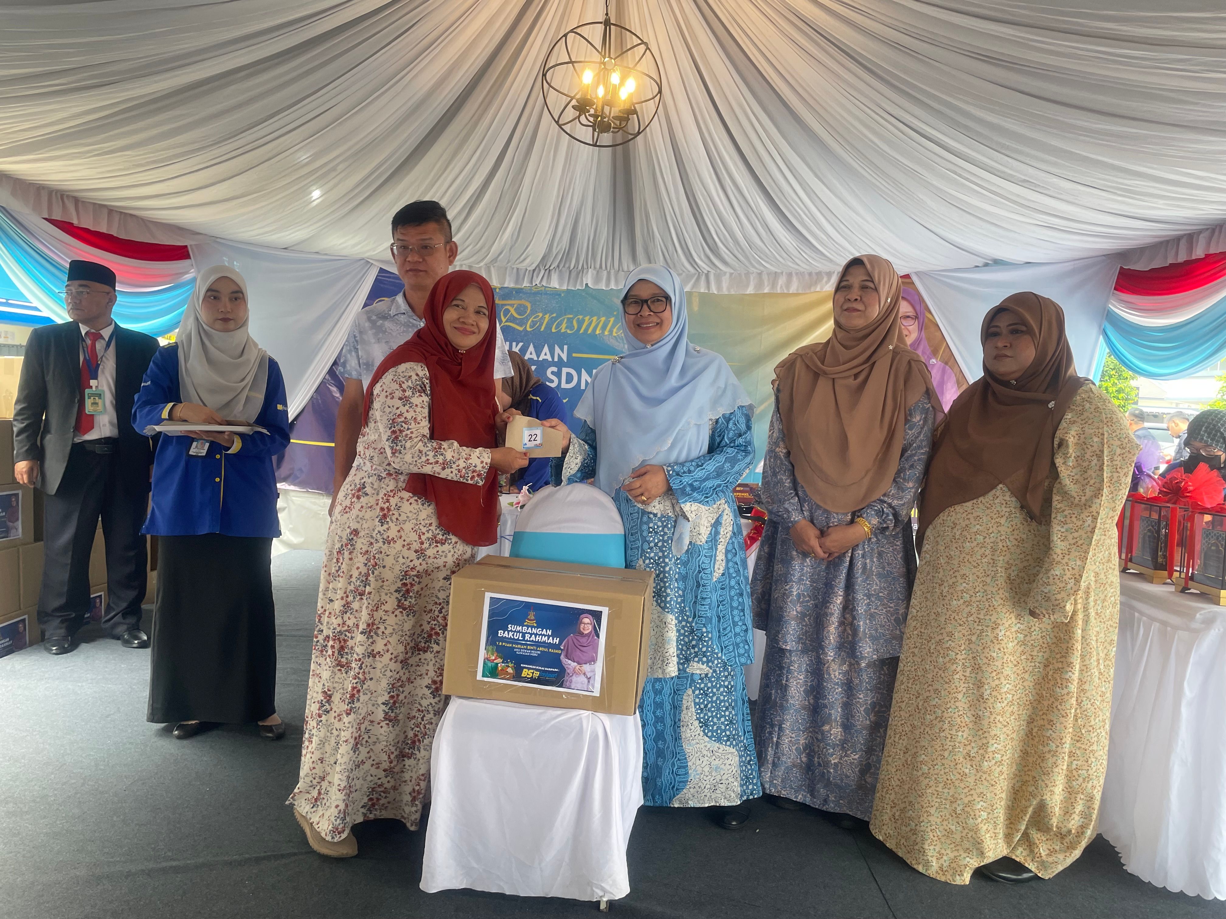 70 asnaf, B40 di  Puncak Alam terima sumbangan kotak makanan