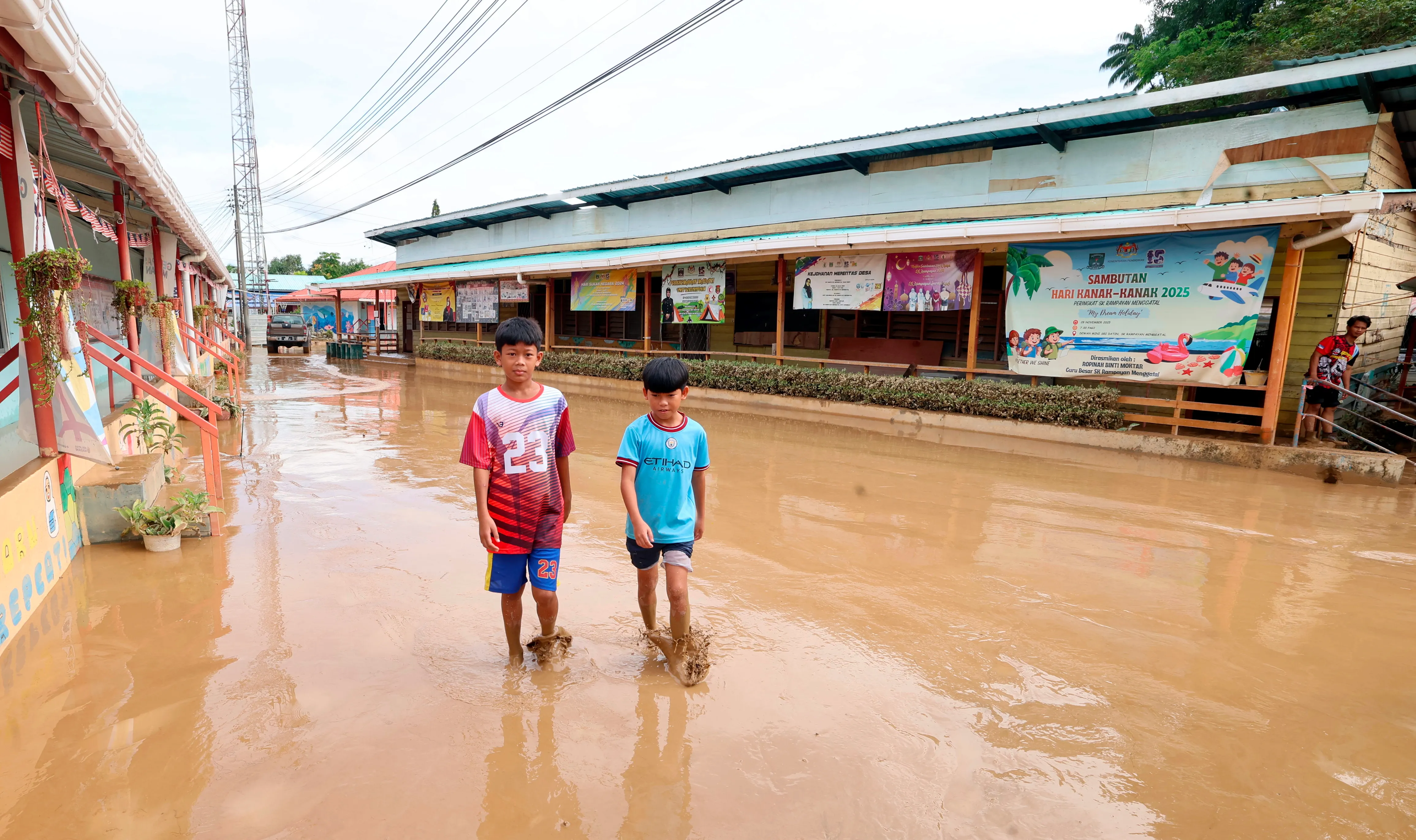 Sarawak counts more flood victims, Sabah slowly recovers