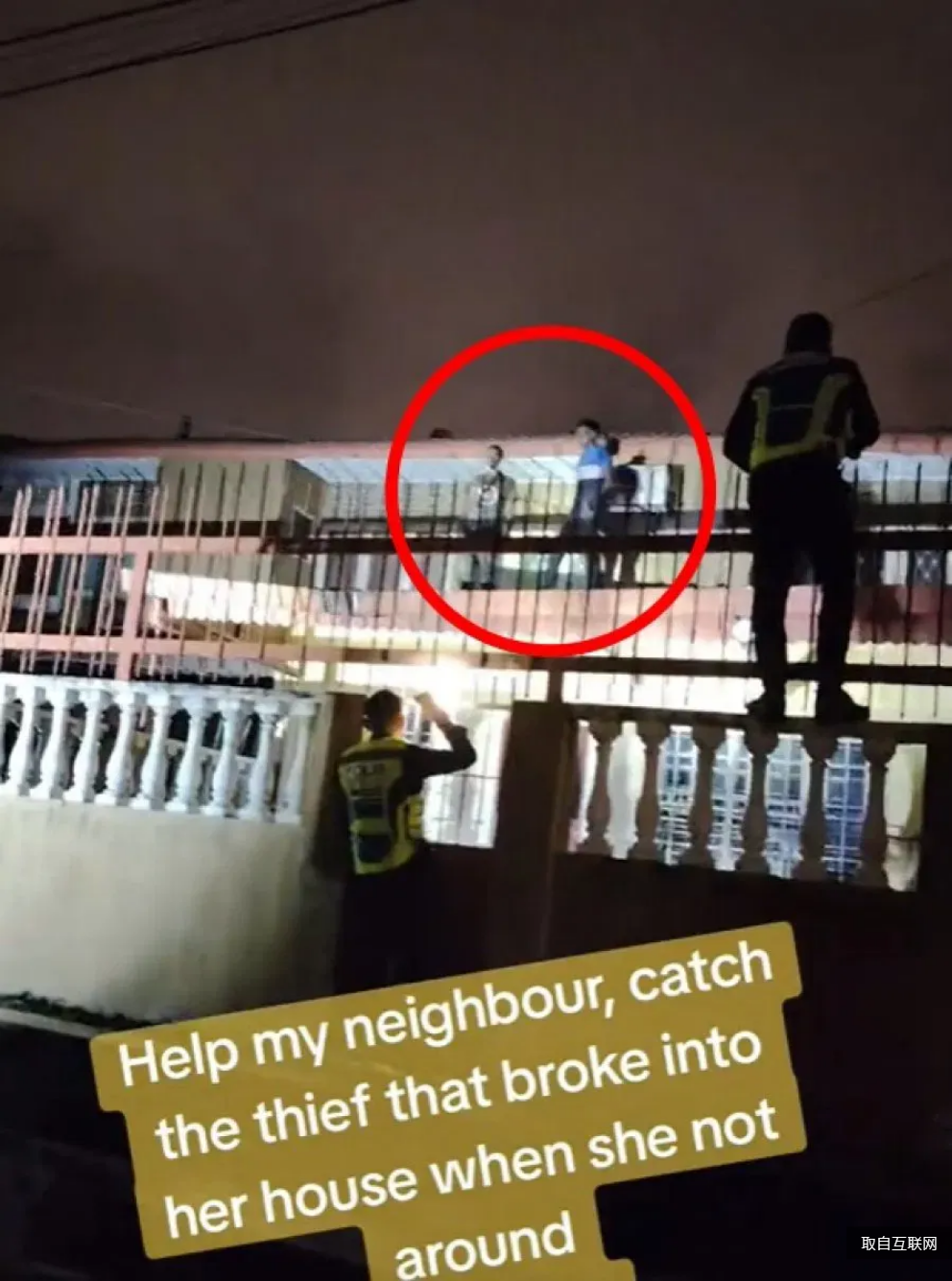 深夜破门行窃遇机灵邻居  2男子当场被捕