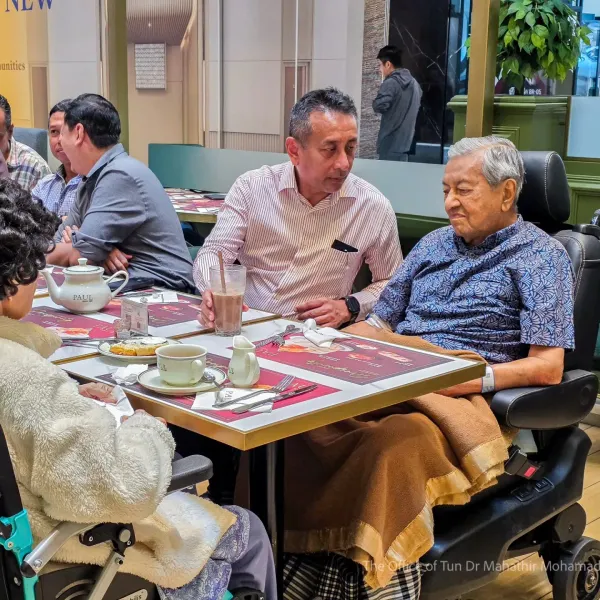 மருத்துவ சிகிச்சை பெற்று வரும் முன்னாள் பிரதமர் பொதுவெளியில் தோன்றினார்